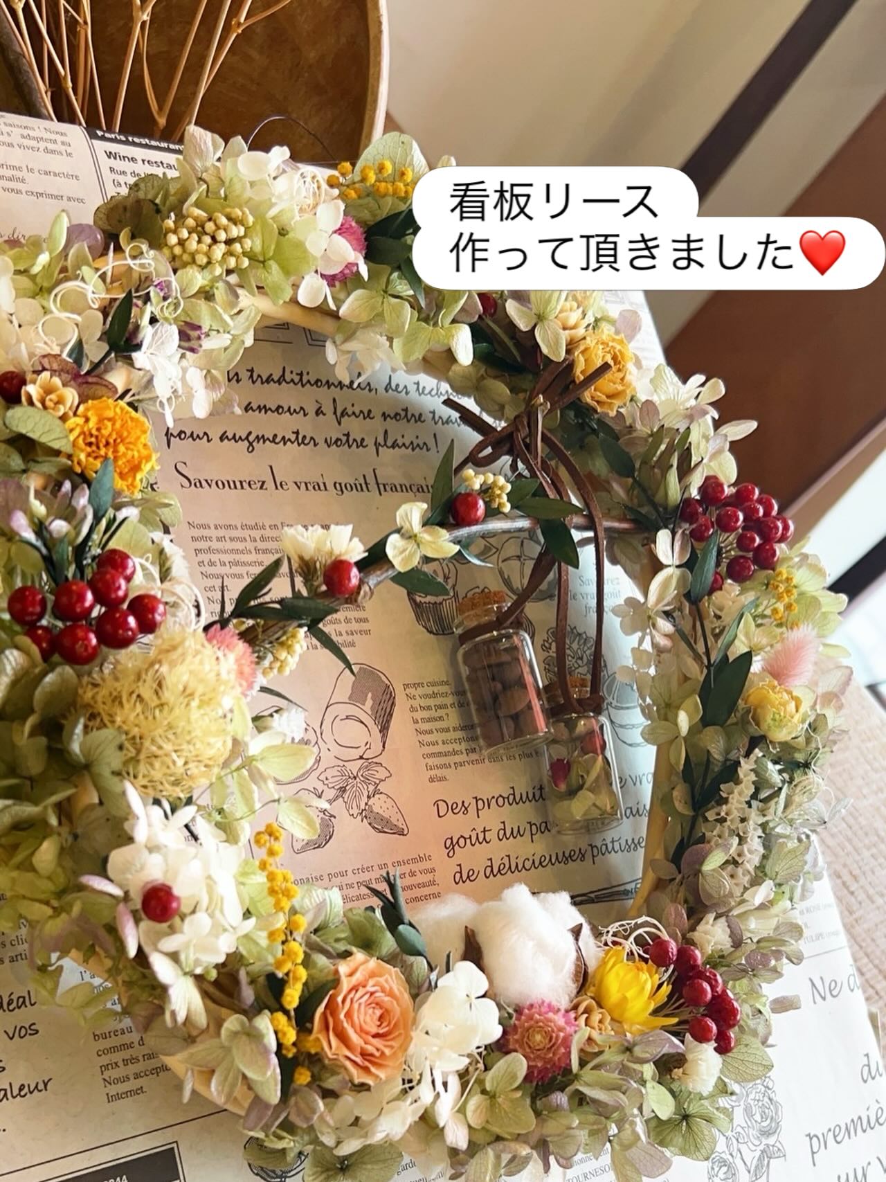 お店の看板リースを作って頂きました✨
ありがとうございます😌

コーヒーの赤い実
白い花
茶褐色の焙煎豆

コーヒーのモチーフが
ぎゅぎゅっと詰まったリースです！
ん〜かわいすぎる❤️

浮かれている一方、
マルシェ初出店で
準備にてんてこ舞いですが💦

沢山の方とお会いできるのを楽しみに、
がんばって準備していきたいと思います！

応援よろしくお願いいたします😊

#アンフォーレ
#スペシャルティコーヒー
#自家焙煎
#珈琲豆
#コールドブリュー